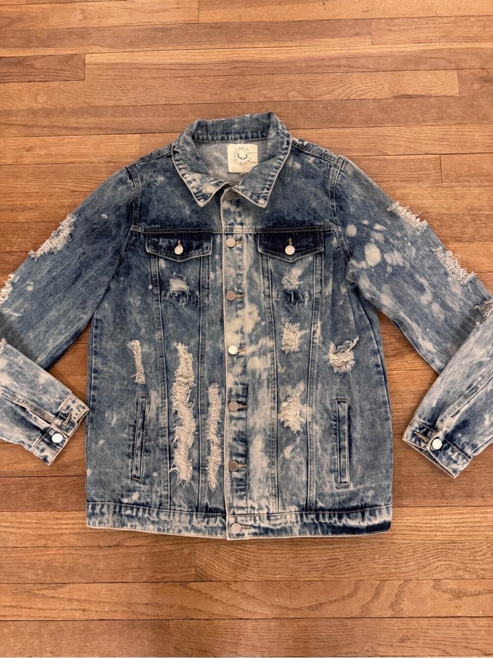 Fantastic Fawn Women's Acid Wash Distressed Denim Jacket - Size L
b18